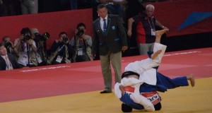 Deux judokas s'affrontent (photo sous copyright par LR)