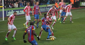 Wilfried Zaha met le feu à la défense de Stoke City.