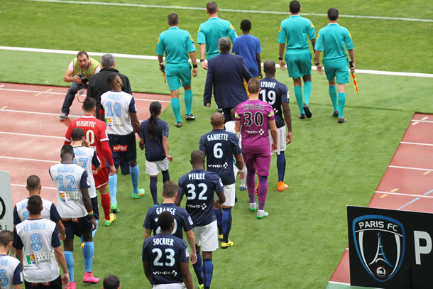 Entrée des équipes sur le terrain lors de la rencontre Paris FC - Le Havre.